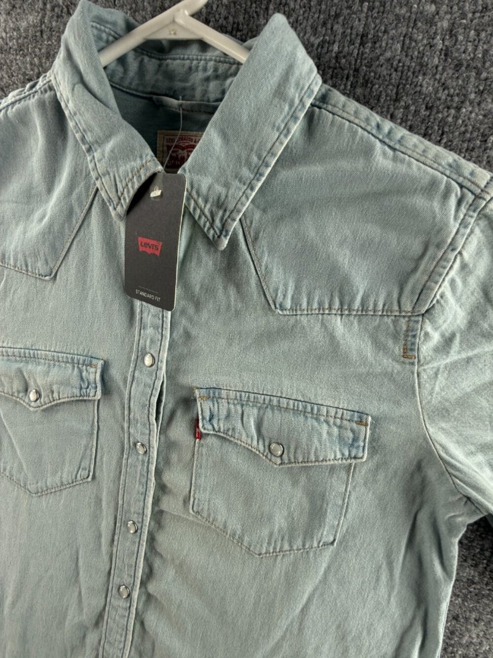 NWT Levi’s Pearl Snap Up Shirt Western Denim Pockets Lightweight Medium Blue - Picture 3 of 15
